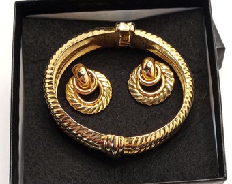 Vintage goudkleurige touwontwerpklemarmband en steekoorbellen Estate-sieraden