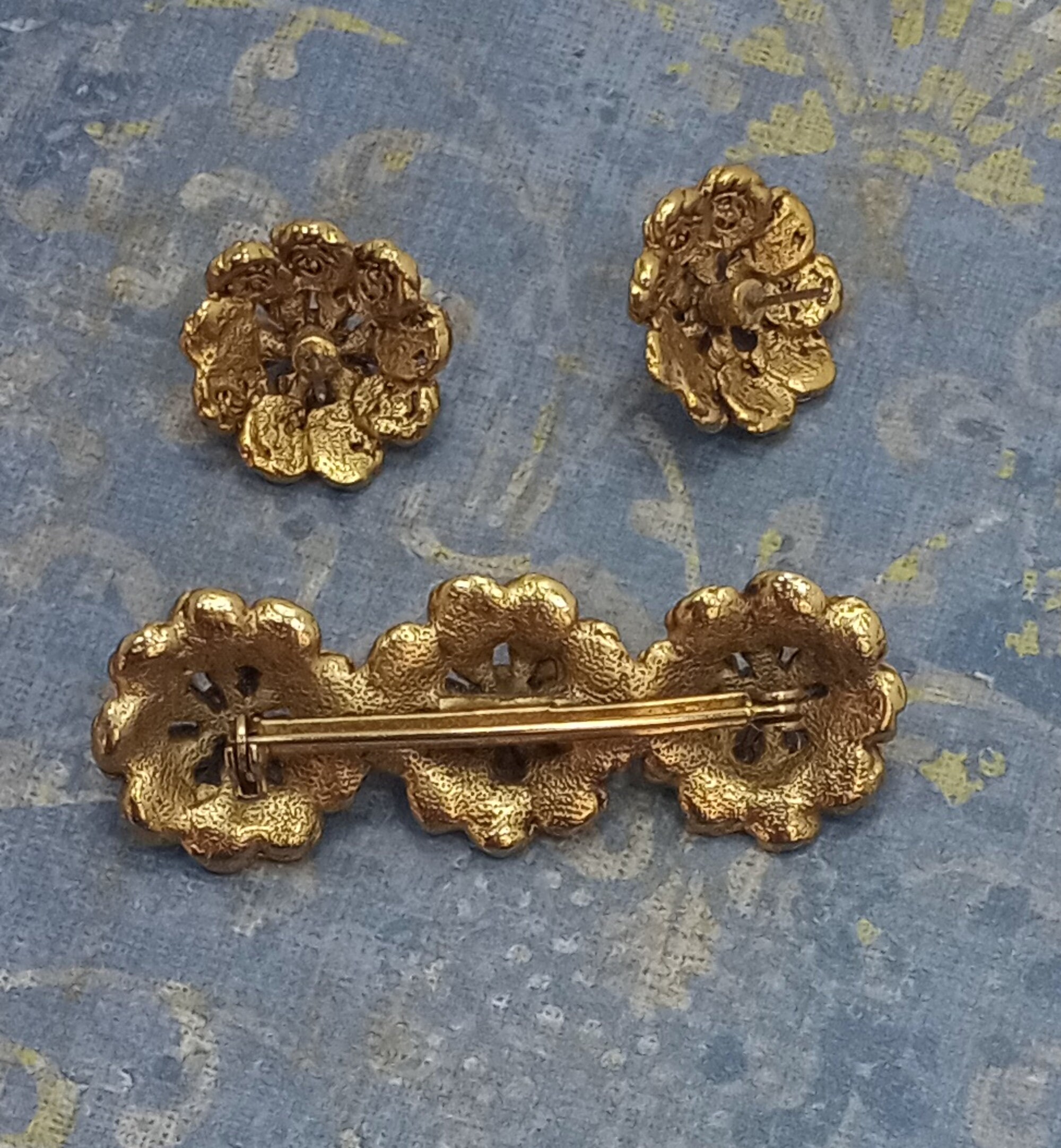 Vintage 70's Gold Tone Cast Metal Filigree Faux Pearl