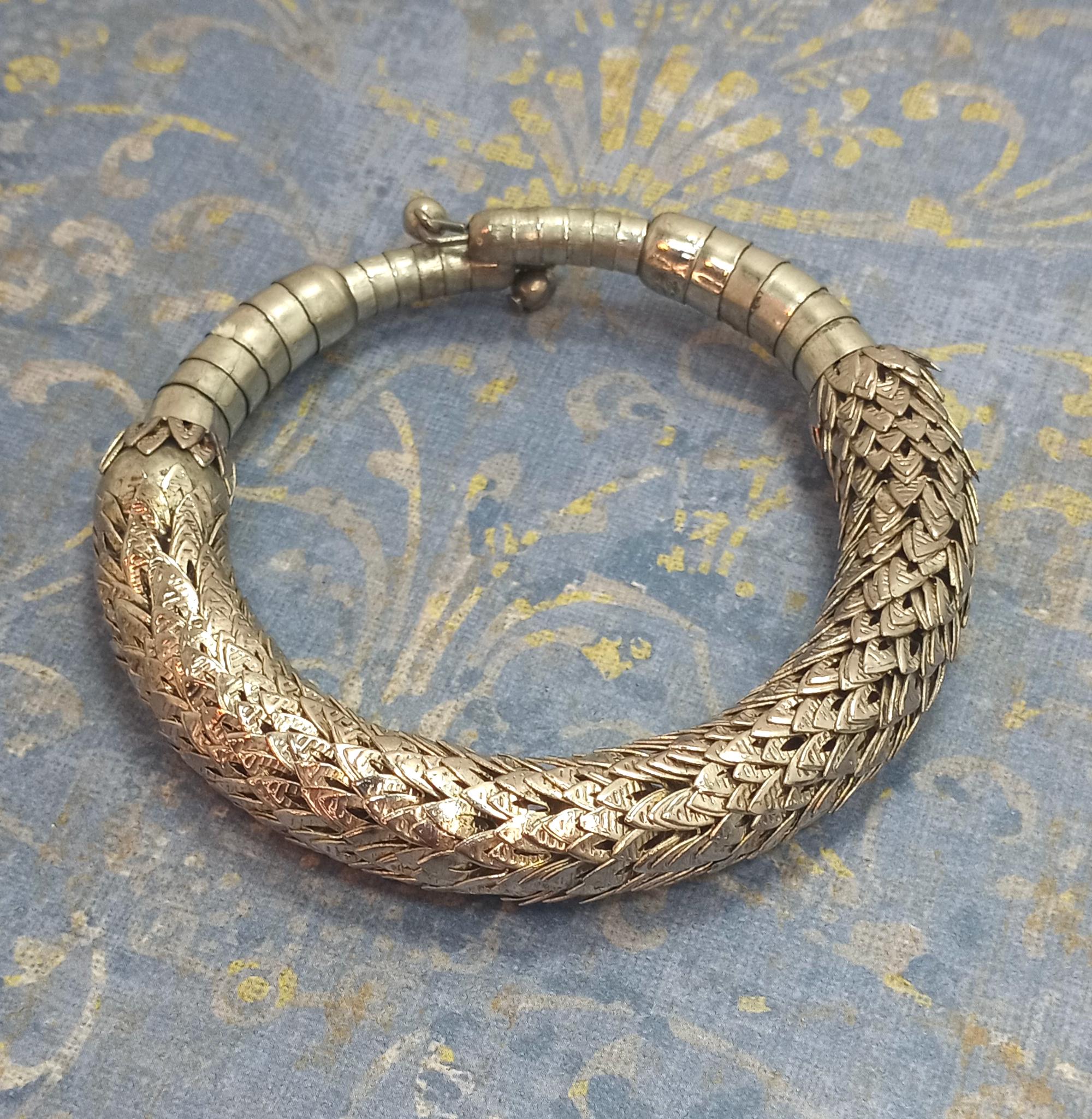 Bracelet Ethnique / Torque Ancien - Métal Argenté - Occasion Avec Signes D'âge