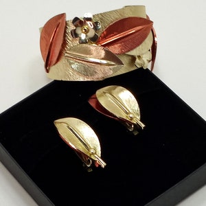 Vintage 60's Delightfully Kitschy Gold Tone Leaf Theme Clamper Bracelet and Clip On Earring Set Read description image 2