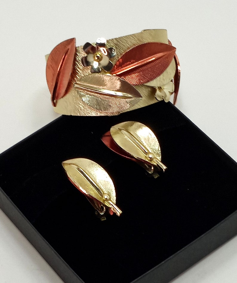 vintage années 60 Délicieusement kitschy Gold Tone Leaf Theme Clamper Bracelet et Clip On Earring Set Lire la description image 2