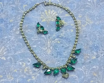 Set di collana e orecchini vintage con strass verdi: Demi Parure color oro