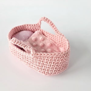 Crochet basket for a dolls 5-6 inch, Moses basket for little dolls, basket with bedding for dolls, holiday gift for girl, Christmas gift pink set