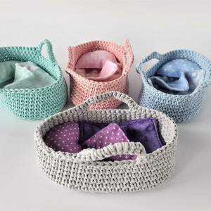 Panier au crochet pour poupées de 5 à 6 pouces, panier Moïse pour petites poupées, panier avec literie pour poupées, cadeau de vacances pour fille, cadeau de Noël image 1