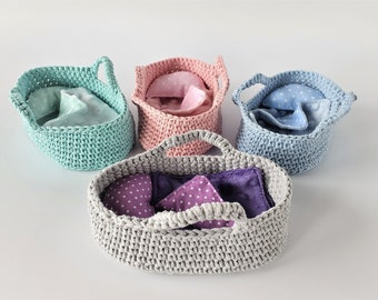 Panier au crochet pour poupées de 5 à 6 pouces, panier Moïse pour petites poupées, panier avec literie pour poupées, cadeau de vacances pour fille, cadeau de Noël