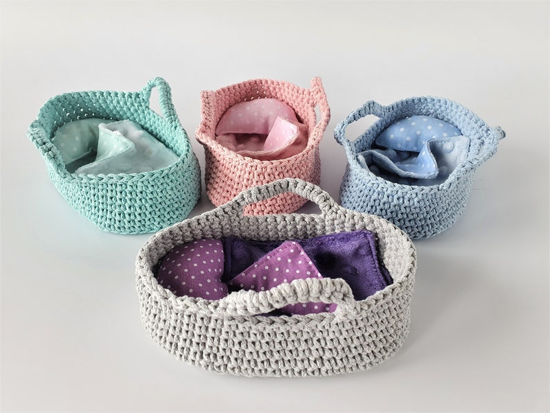 Panier au crochet pour poupées de 5 à 6 pouces, panier Moïse pour petites poupées, panier avec literie pour poupées, cadeau de vacances pour fille, cadeau de Noël image 1