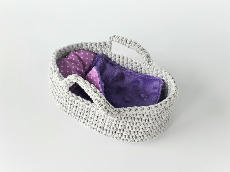 Panier au crochet pour poupées de 5 à 6 pouces, panier Moïse pour petites poupées, panier avec literie pour poupées, cadeau de vacances pour fille, cadeau de Noël gray-purple set