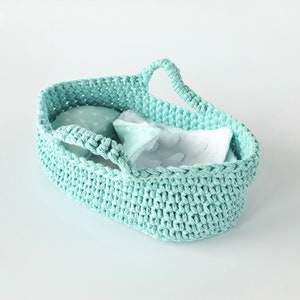 Panier au crochet pour poupées de 5 à 6 pouces, panier Moïse pour petites poupées, panier avec literie pour poupées, cadeau de vacances pour fille, cadeau de Noël mint white set