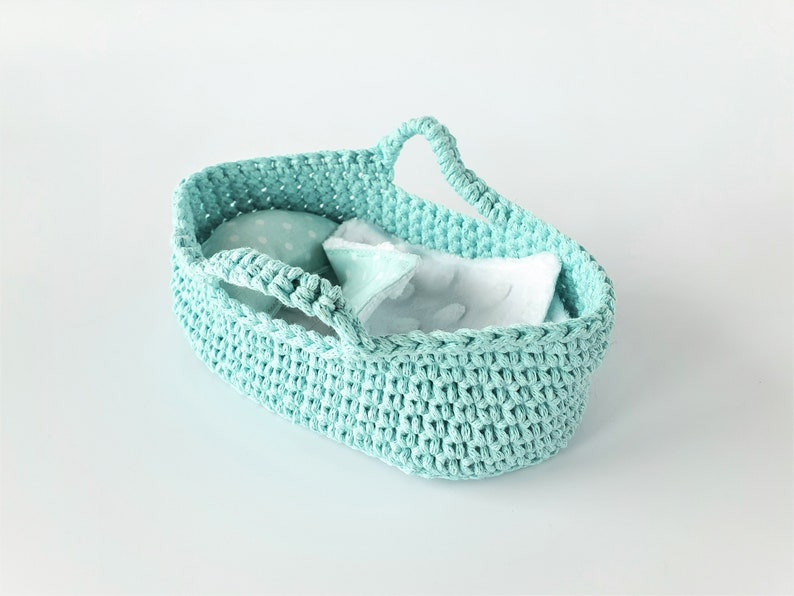 Crochet basket for a dolls 5-6 inch, Moses basket for little dolls, basket with bedding for dolls, holiday gift for girl, Christmas gift mint white set