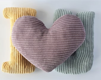 Oreiller coeur en velours côtelé : coussin doux pour enfants (13,7 x 17,7 po.)