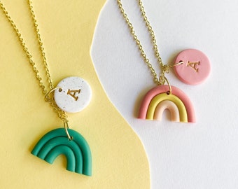 Collar con nombre en arcilla arcoíris, colgante de arcilla con monograma, collar de regalo personalizado, joyería minimalista, collar a medida, iniciales