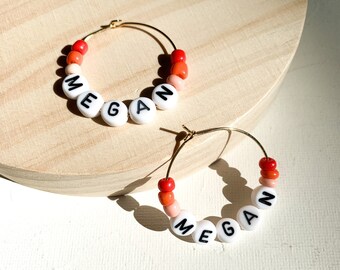 Pendientes de aro de nombre personalizado / Pendientes de nombre personalizado, letras de cuentas, pendientes de monograma, pendientes de aro personalizados, elija sus propios colores