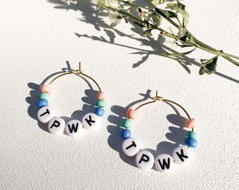 Pendientes de aro TPWK, colores personalizados, tratar a las personas con letras con cuentas de bondad, estilos de Harry, pendientes personalizados, colores personalizados