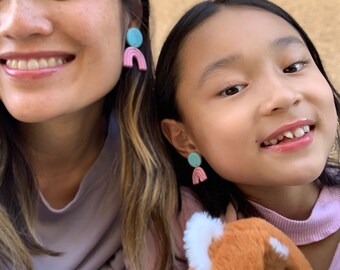 Juego de aretes de arcilla arcoíris para mamá y yo (disponibles con clip), aretes de arco personalizados, aretes de arcilla polimérica hechos a mano, aretes de arcilla con clip