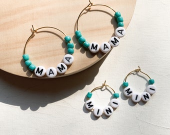 Mamá y yo a juego aro pendientes / mamá y mini cartas con cuentas, personalizado, pendientes de las niñas, pendientes de mamá, pendientes de los niños, pendientes de aro de oro