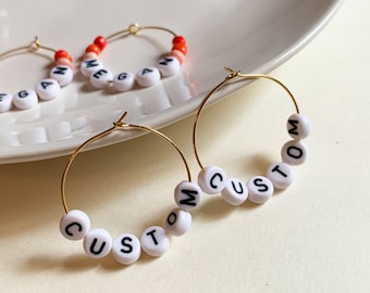 Pendientes de aro personalizados con nombre, Nombre personalizado con letras con cuentas, Pendientes de aro de oro, Pendientes de cuentas de vidrio, Joyería minimalista