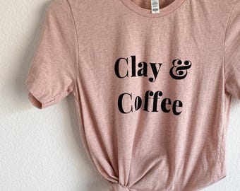 Camiseta de arcilla y café, regalo para fabricantes de arcilla polimérica, camiseta de arcilla, camiseta de alfarería / cerámica y alfarería / regalo de arcilla, camisetas de arcilla