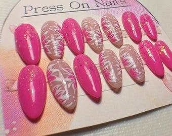 Fuchsia en roze plaknagels met glitter en handgemaakte bloemendecoraties, herbruikbaar.