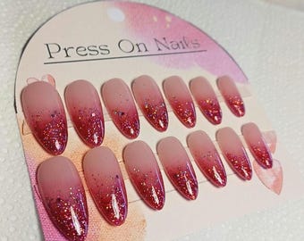 Rode en roze plaknagels met een glitterovergang