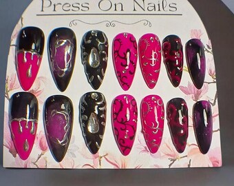 Plaknagels, donkerzwart en fuchsia, Y2K, aanpasbare maat, 14 nagels, handgemaakt, met zilveren details en strass-steentjes.