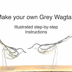 Könnte beinhalten: Zwei Drahtskulpturen von Grauschwänzigen, einer Vogelart, aus schwarzem und goldenem Draht. Die Skulpturen stehen auf einer Holzoberfläche. Der Text "Make your own Grey Wagtail! Illustrated step-by-step Instructions" befindet sich über den Skulpturen.
