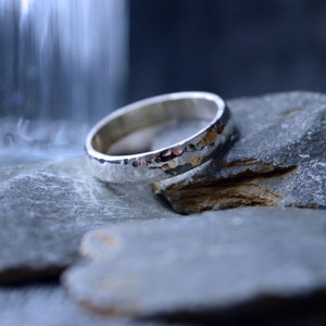 Anillo de plata 925 martillada: minimalista, texturizado y hecho a mano
