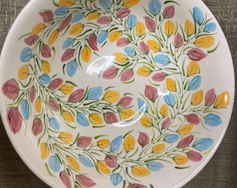 Ciotola/piatto da portata grande con boccioli di fiori dipinti a mano
