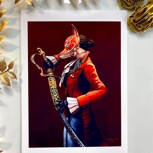 Può includere: Stampa raffigurante una persona con una maschera da volpe rossa e un cappotto rosso, che tiene una spada. L'opera d'arte ha uno sfondo rosso scuro. La persona indossa un colletto bianco a balze e guanti neri. La spada ha dettagli dorati.