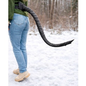 Pode incluir: Um conjunto de três canecas de cerâmica com acabamento fosco e salpicado. As canecas são em tons de creme, cinza claro e cinza escuro. Cada caneca tem um design simples e minimalista e uma alça arredondada.