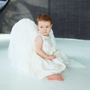 Weiße Baby Engelsflügel, Kostüm Weihnachtsflügel für ein weißes Engel Mädchen.