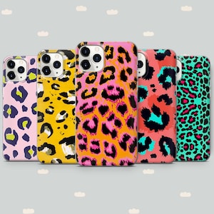 Könnte beinhalten: Fünf verschiedene Handyhüllen mit Leopardenmuster. Die Hüllen sind in Pink, Gelb, Blau, Grün und Orange.
