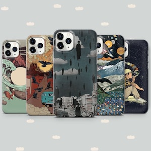 Puede incluir: Cinco fundas para iPhone con diferentes diseños. Las fundas presentan una furgoneta azul, una escena de montaña, una ciudad, un cielo estrellado y una escena con muchas personas.