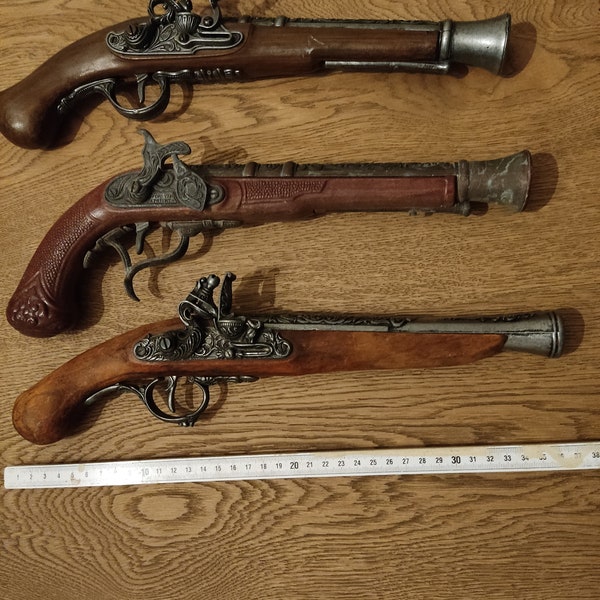 Vintage pistolen. set van drie exemplaren van antieke musketten, decoratieve pistolen