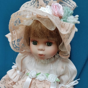 Porzellanpuppe ,Vintage Porzellanpuppe ,kleine schöne Puppe