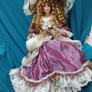 Vintage Porzellanpuppe, bezaubernde Porzellanpuppe, 60 cm große Puppe in einem luxuriösen Outfit