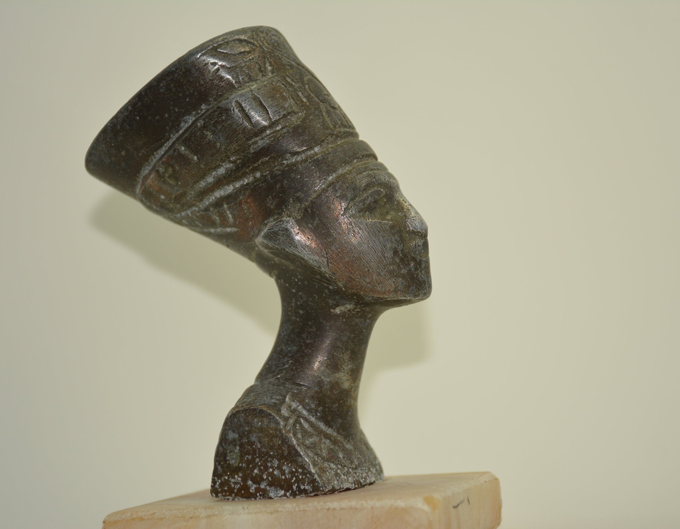 Vintage Nefertiti figurine,Queen Nefertiti,Egyptian statue,Bronze figurine on a marble stand