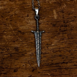 Dark Souls inspiriert S925 Silber Großschwert Anhänger - gealterte Dark Finish Schwert Halskette für Männer, Mittelalter Schmuck