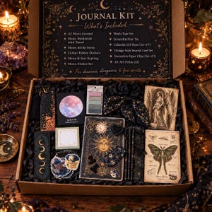 Puede incluir: Un kit de diario en una caja de cartón que contiene un diario A5 de luna, un marcapáginas de luna con borla, notas adhesivas de luna, pegatinas, un llavero de luna y estrella, un set de pegatinas, cinta washi, un coletero, cuatro bolígrafos de gel, tarjetas y clips.