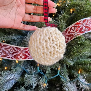 Gemütliche Weihnachtskugel | Strick-Weihnachtsverzierung