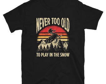 Aldrig för gammal för att leka i snön Retro snöskoter kortärmad unisex t-shirt