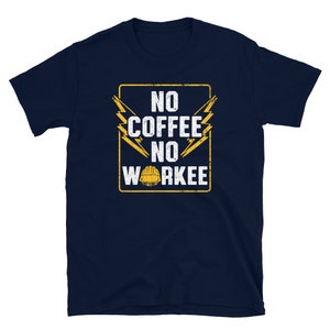 Op de afbeelding: Donkerblauw T-shirt met een witte afbeelding van een bouwvakkershelm en de tekst "NO COFFEE NO WORKEE" in een gele doos met bliksemschichten.