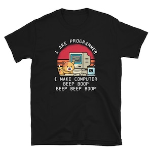 Könnte beinhalten: Schwarzes T-Shirt mit einem Retro-Design, das eine Katze vor einem Computer zeigt. Der Text lautet "I are programmer I make computer beep boop beep beep boop".