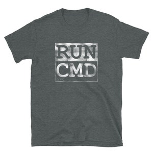 K&ouml;nnte beinhalten: Ein dunkelgraues T-Shirt mit einem wei&szlig;en Aufdruck, der "RUN CMD" in einer verwitterten Schriftart zeigt.