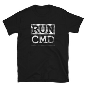 K&ouml;nnte beinhalten: Schwarzes T-Shirt mit einer wei&szlig;en Grafik, auf der "RUN CMD" in einer verwitterten Schrift steht.