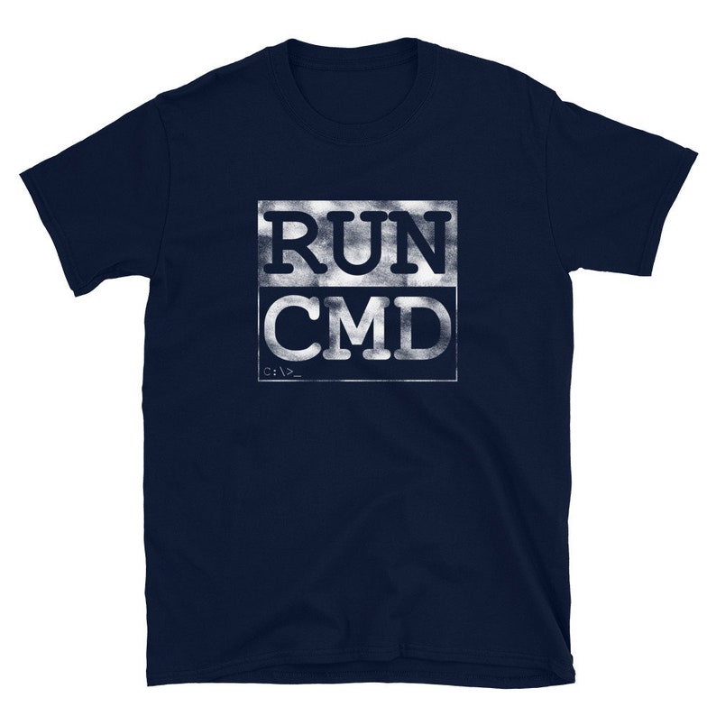 K&ouml;nnte beinhalten: Marineblaues T-Shirt mit einer wei&szlig;en Grafik, auf der "RUN CMD" in einer verwitterten Schrift steht.