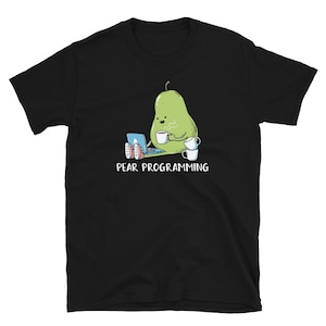 Puede incluir: Camiseta negra con una pera de dibujos animados que lleva auriculares y sostiene una taza de café. La pera está sentada frente a un portátil. El texto "PEAR PROGRAMMING" está impreso debajo de la pera.