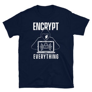 Puede incluir: Camiseta azul marino con el texto blanco "ENCRYPT EVERYTHING". El diseño presenta una figura encapuchada sosteniendo un portátil que muestra un candado y un gráfico de placa de circuito. Un diseño de temática tecnológica.