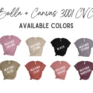 Pode incluir: Uma exibi&ccedil;&atilde;o de camisetas em v&aacute;rias cores, incluindo Heather Orchid, Heather Stone, Black, Heather Storm, Heather Olive, Heather Clay, Heather Mauve e Heather Maroon. O texto "Bella + Canvas 3001 CVC" e "AVAILABLE COLORS" tamb&eacute;m est&aacute; presente.