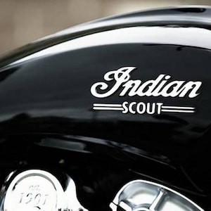 Puede incluir: Un tanque de gasolina de motocicleta negro con un logotipo blanco "Indian Scout".