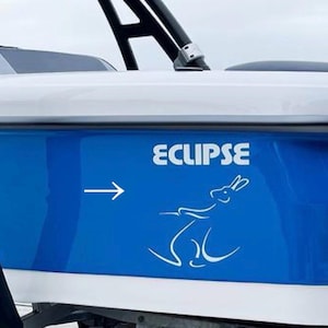 Könnte beinhalten: Ein Abschnitt eines blau-weißen Bootes mit dem Wort "ECLIPSE" in weißen Blockbuchstaben. Ein weißer Pfeil zeigt auf eine weiße Strichzeichnung eines Kängurus. Das Boot hat schwarze Tragwerke.